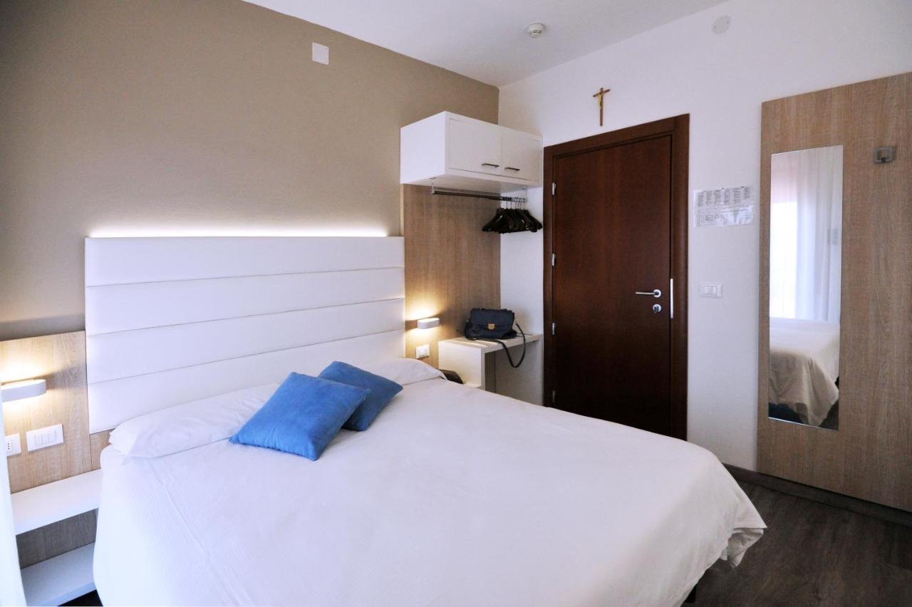 Hotel Etna Каорле Экстерьер фото