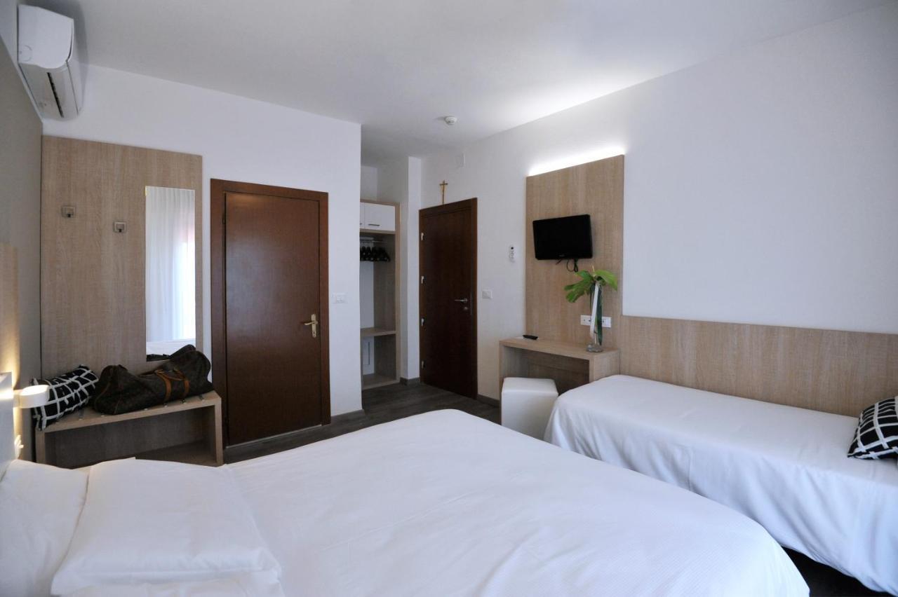 Hotel Etna Каорле Экстерьер фото