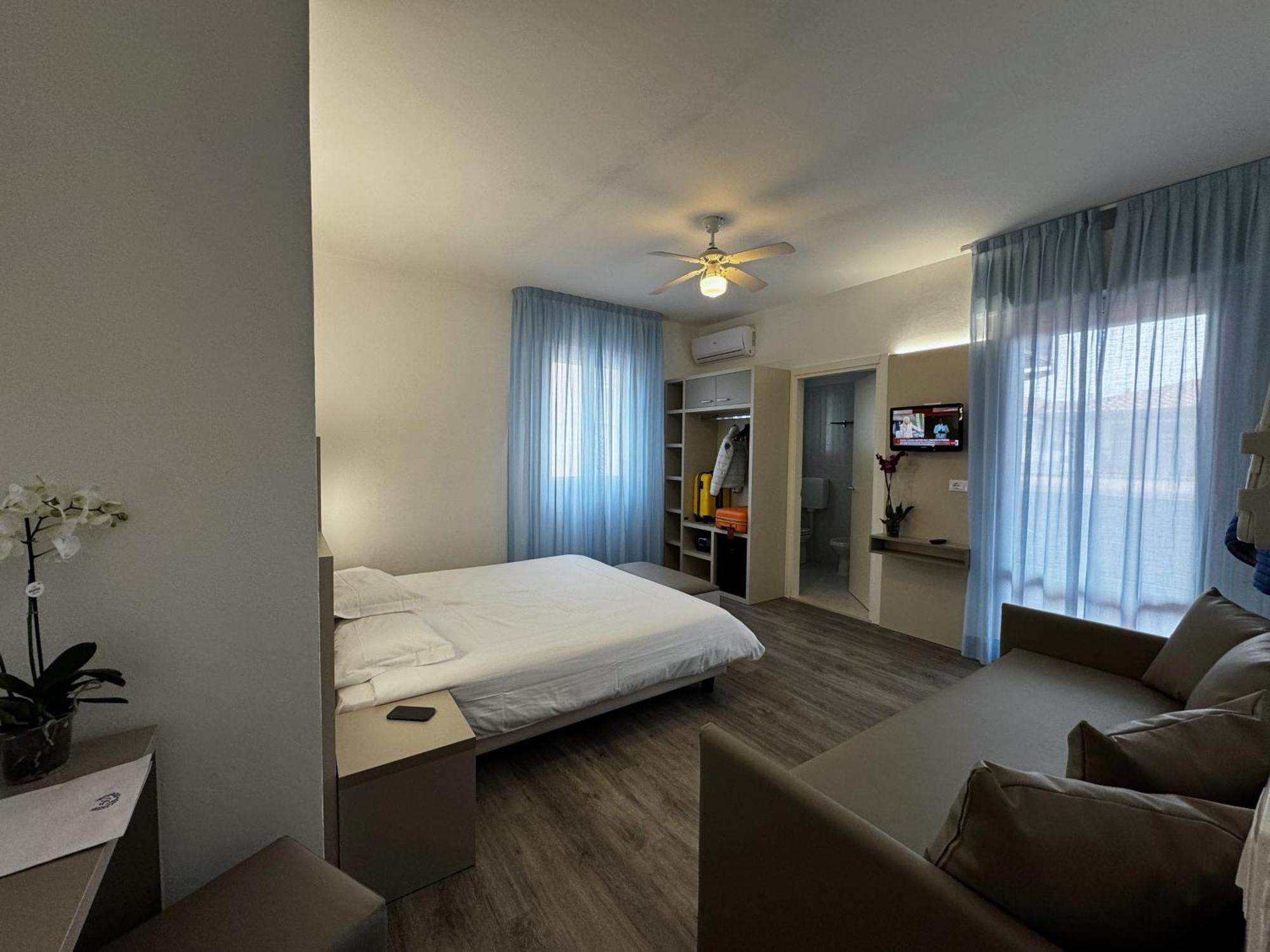 Hotel Etna Каорле Экстерьер фото
